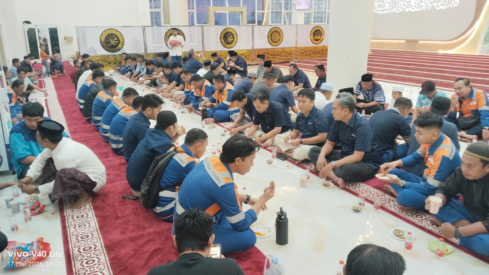 Kehangatan Buka Puasa Bersama Karyawan Pelindo di Masjid Bandar Assalam